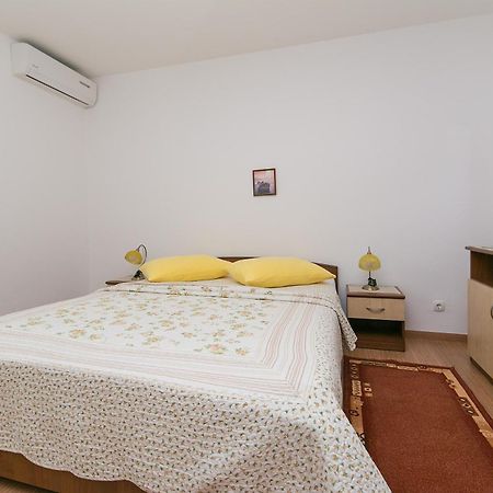 Apartments And Rooms With Parking Space Brela, Makarska - 2717 Bilik gambar