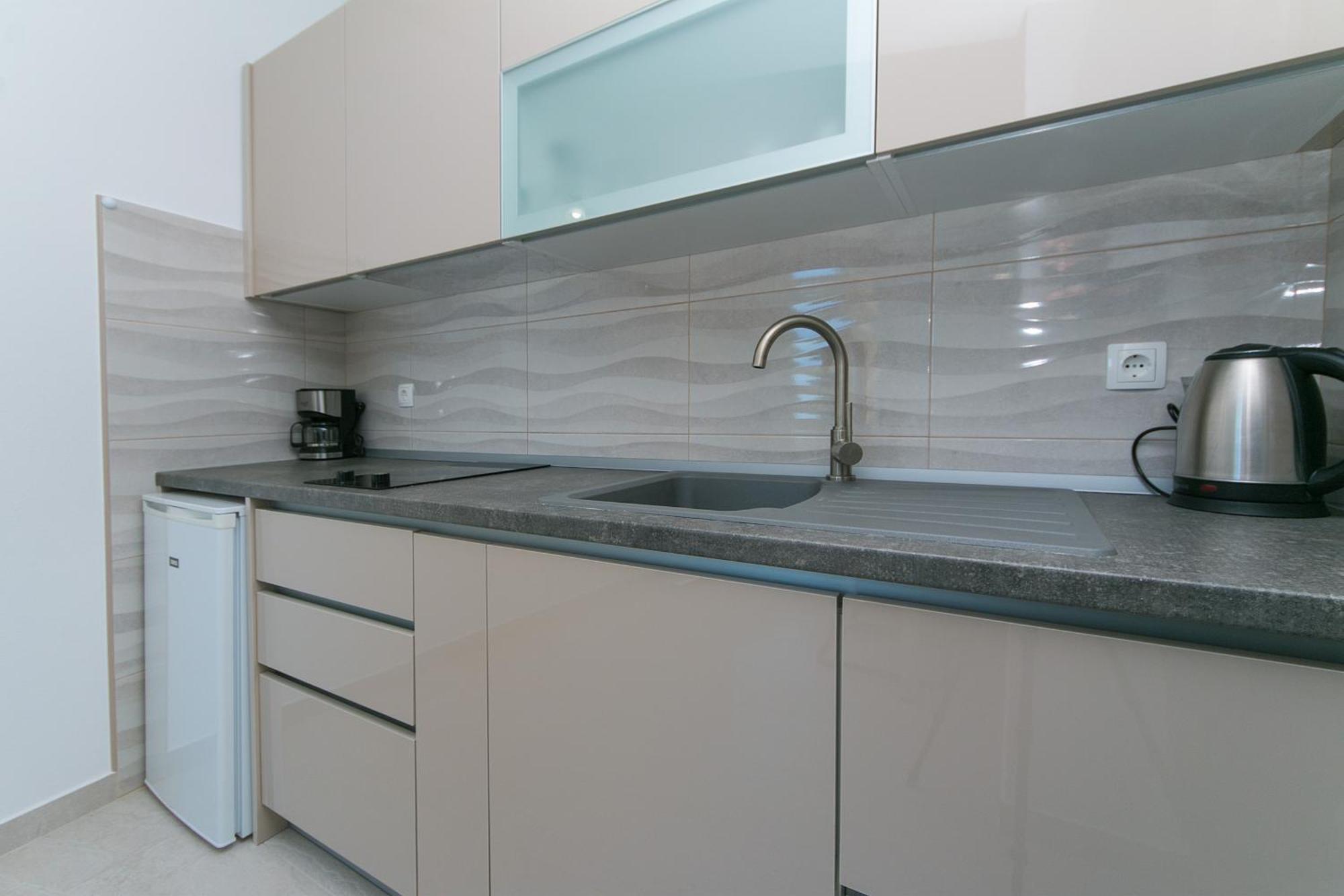 Apartments And Rooms With Parking Space Brela, Makarska - 2717 Bilik gambar