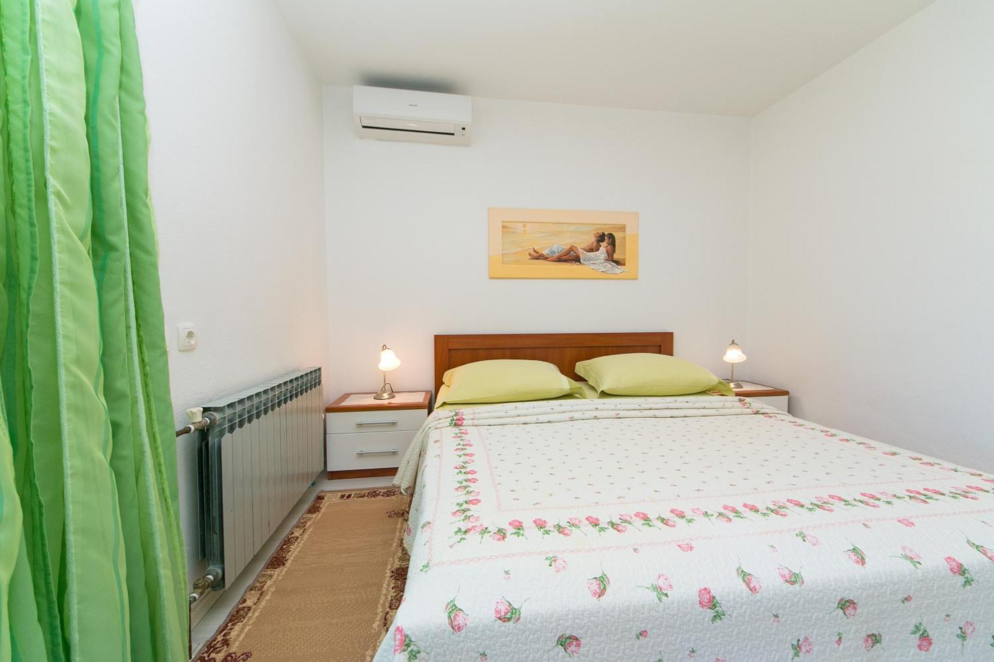 Apartments And Rooms With Parking Space Brela, Makarska - 2717 Bilik gambar