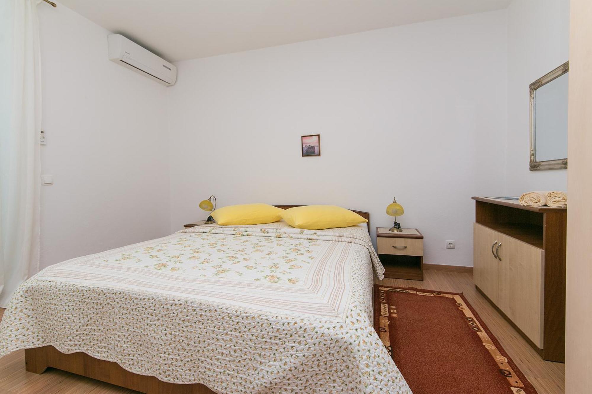 Apartments And Rooms With Parking Space Brela, Makarska - 2717 Bilik gambar