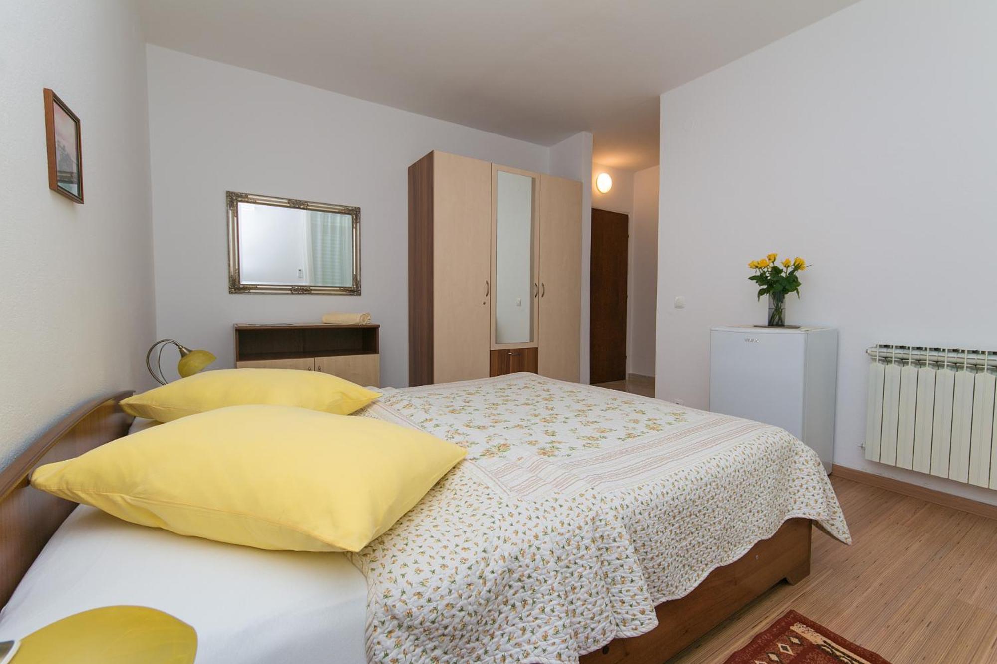 Apartments And Rooms With Parking Space Brela, Makarska - 2717 Bilik gambar