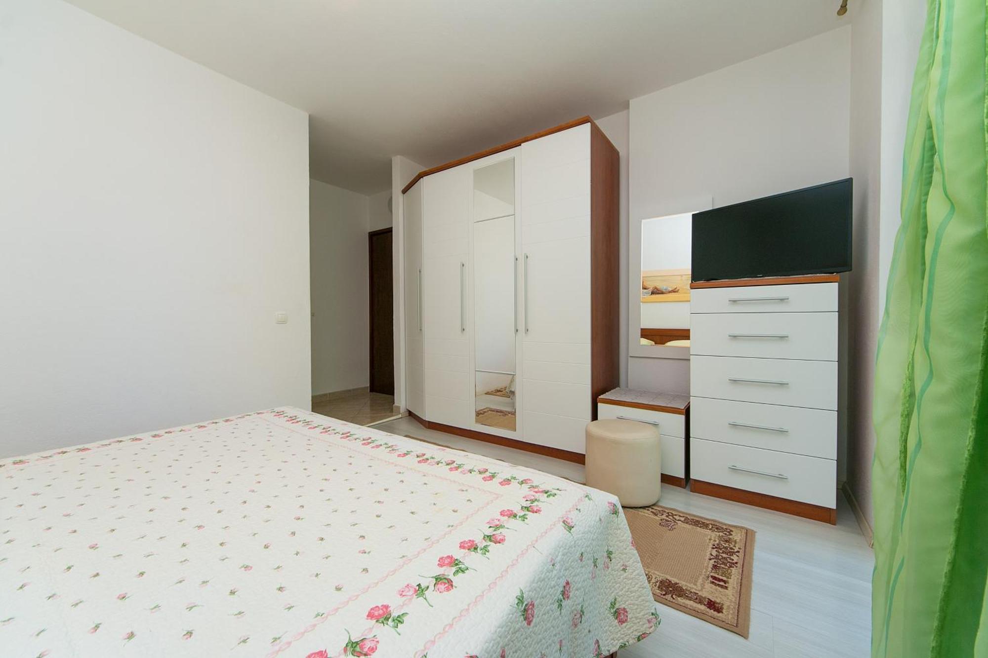 Apartments And Rooms With Parking Space Brela, Makarska - 2717 Bilik gambar