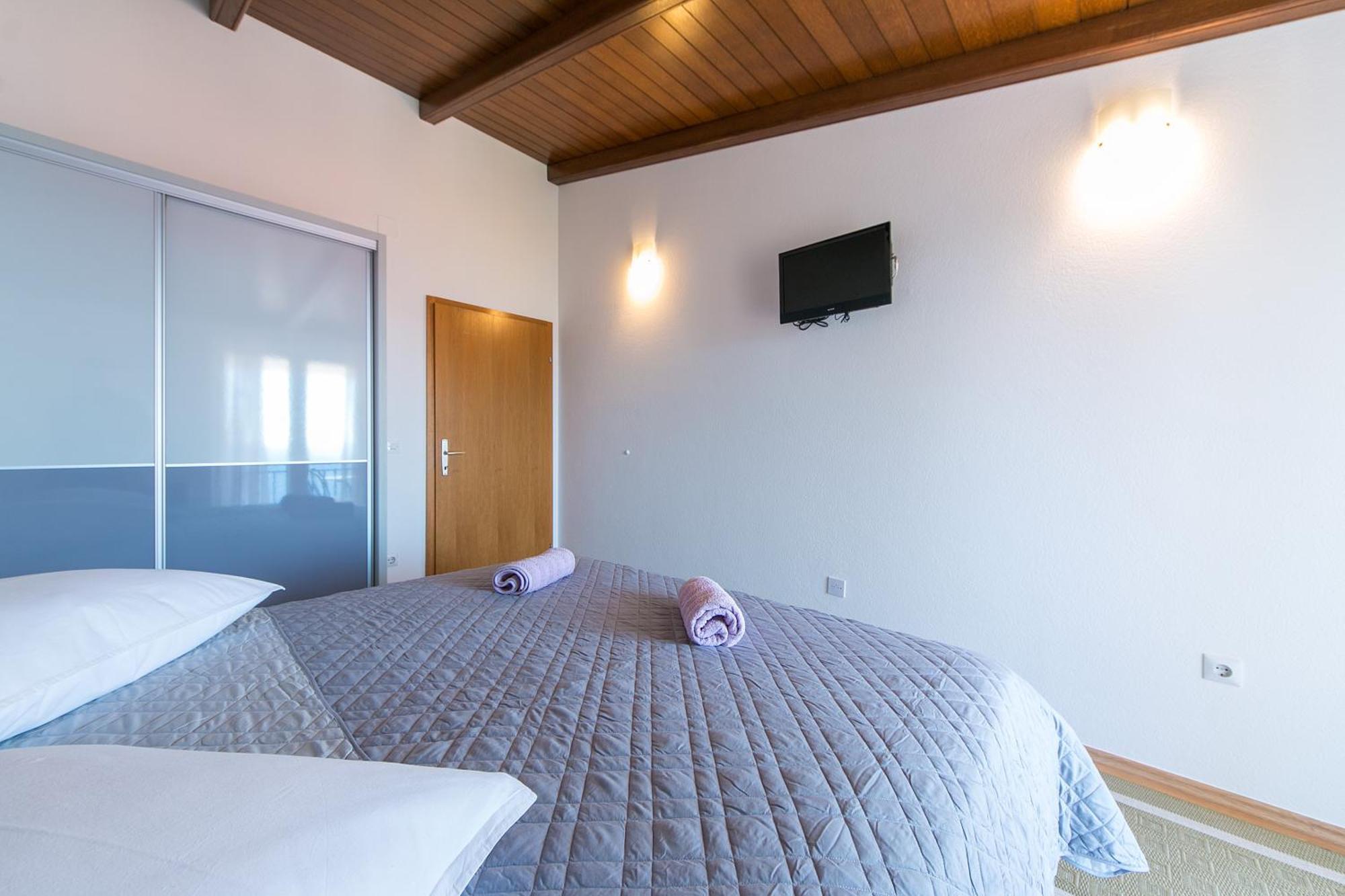 Apartments And Rooms With Parking Space Brela, Makarska - 2717 Bilik gambar