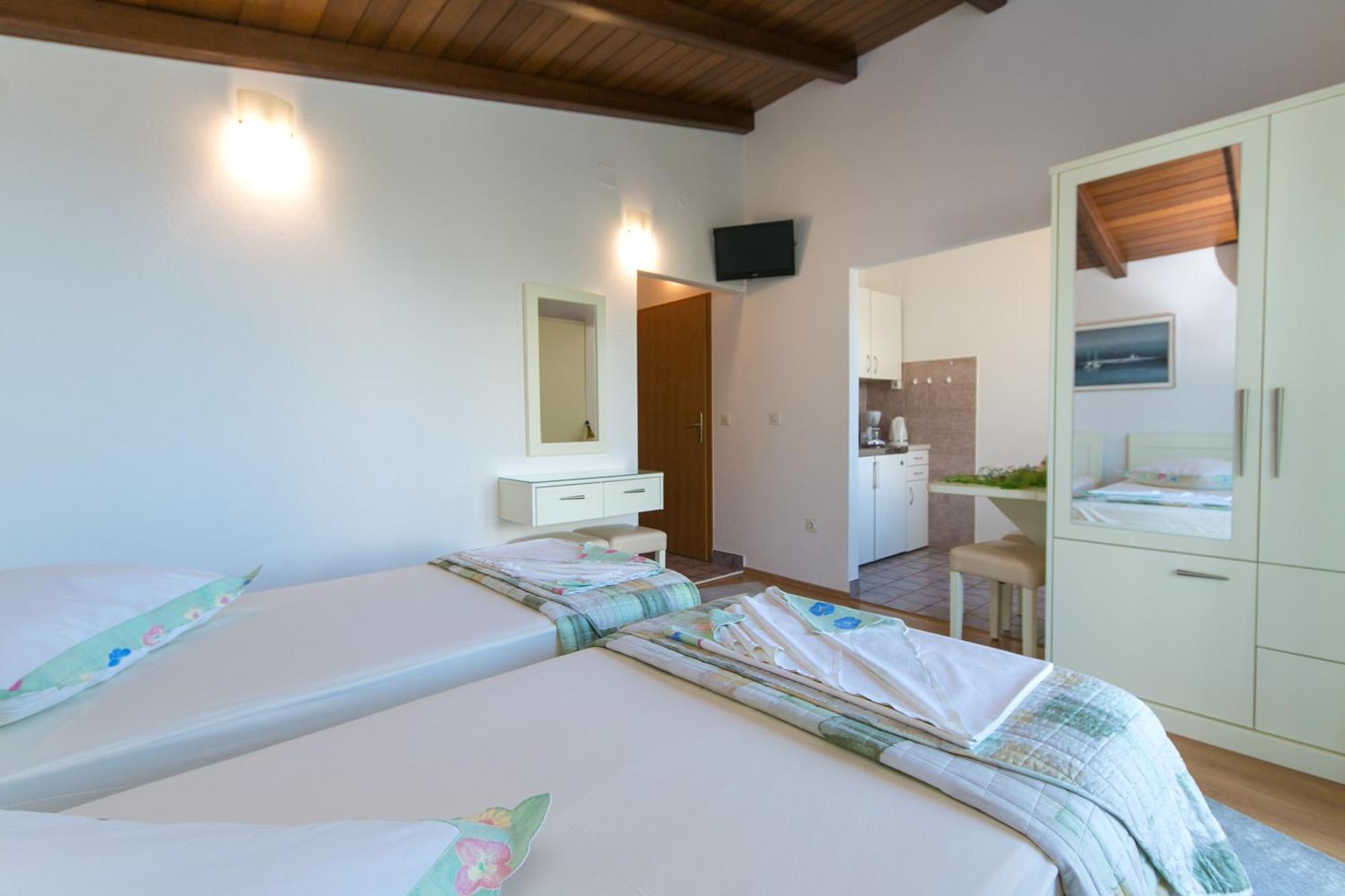 Apartments And Rooms With Parking Space Brela, Makarska - 2717 Bilik gambar