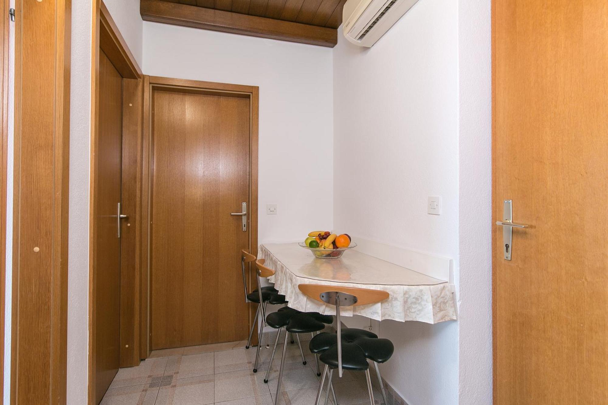 Apartments And Rooms With Parking Space Brela, Makarska - 2717 Bilik gambar