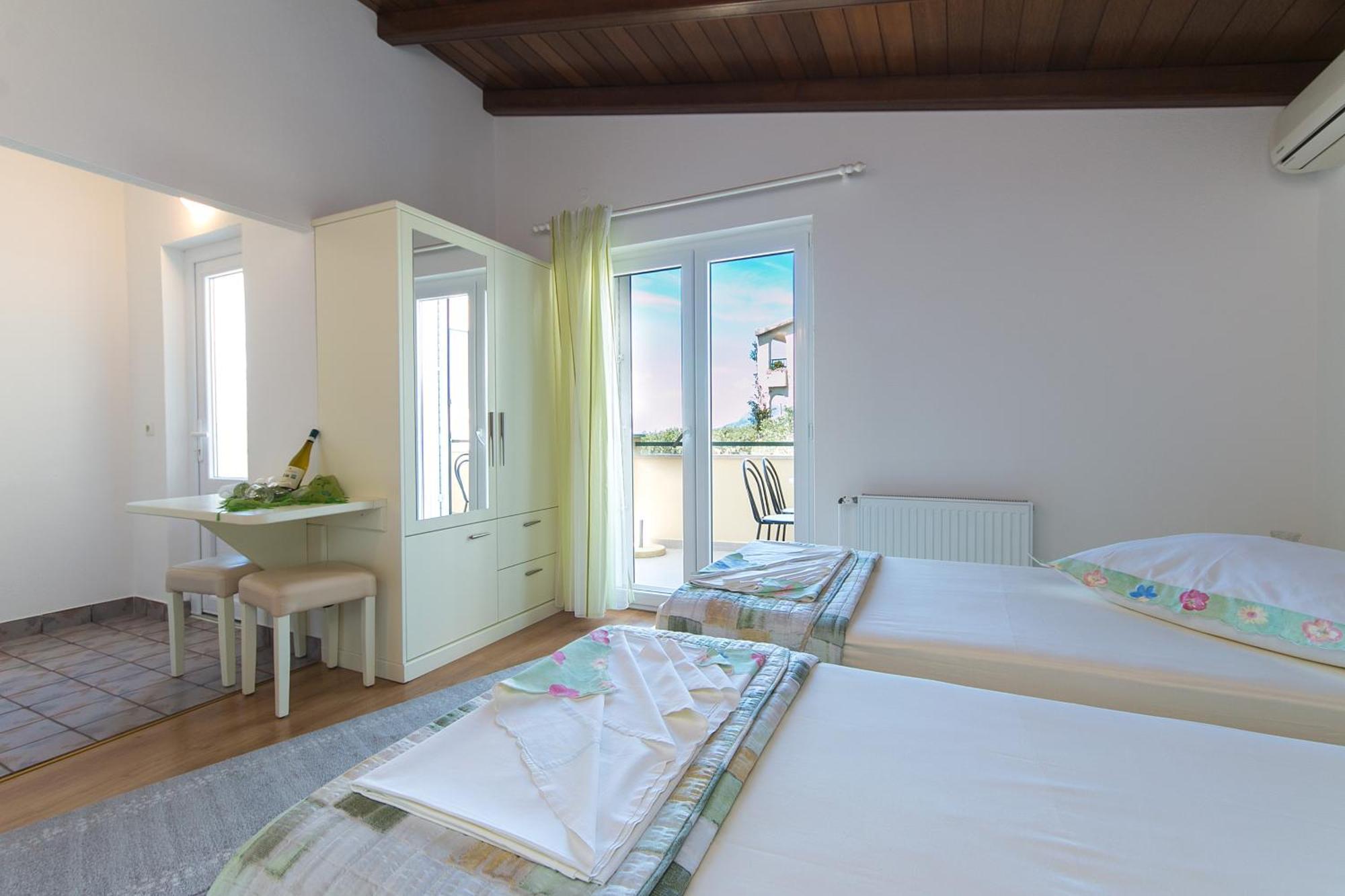 Apartments And Rooms With Parking Space Brela, Makarska - 2717 Bilik gambar