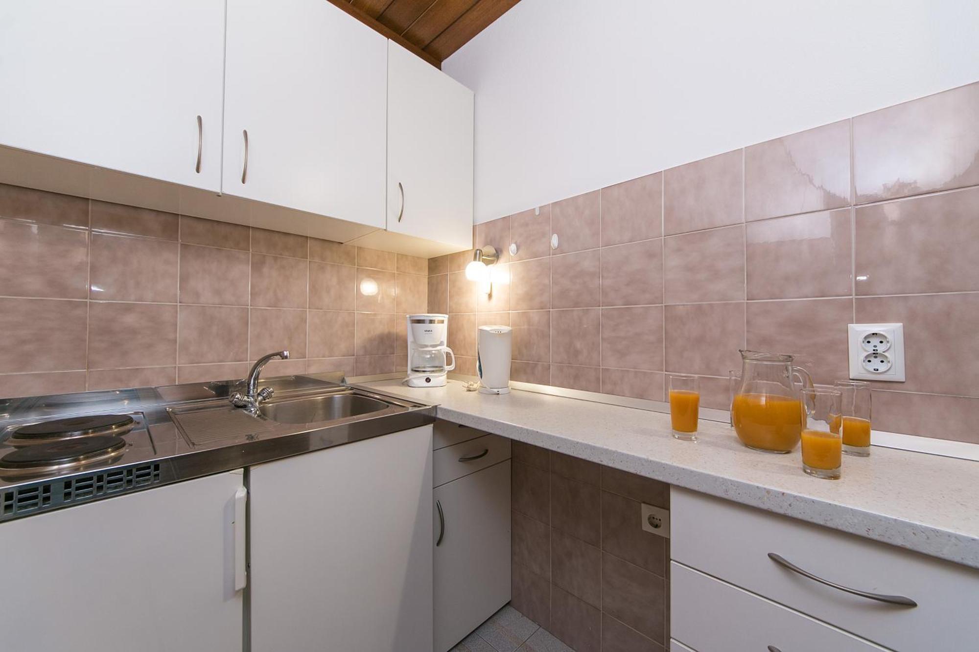 Apartments And Rooms With Parking Space Brela, Makarska - 2717 Bilik gambar