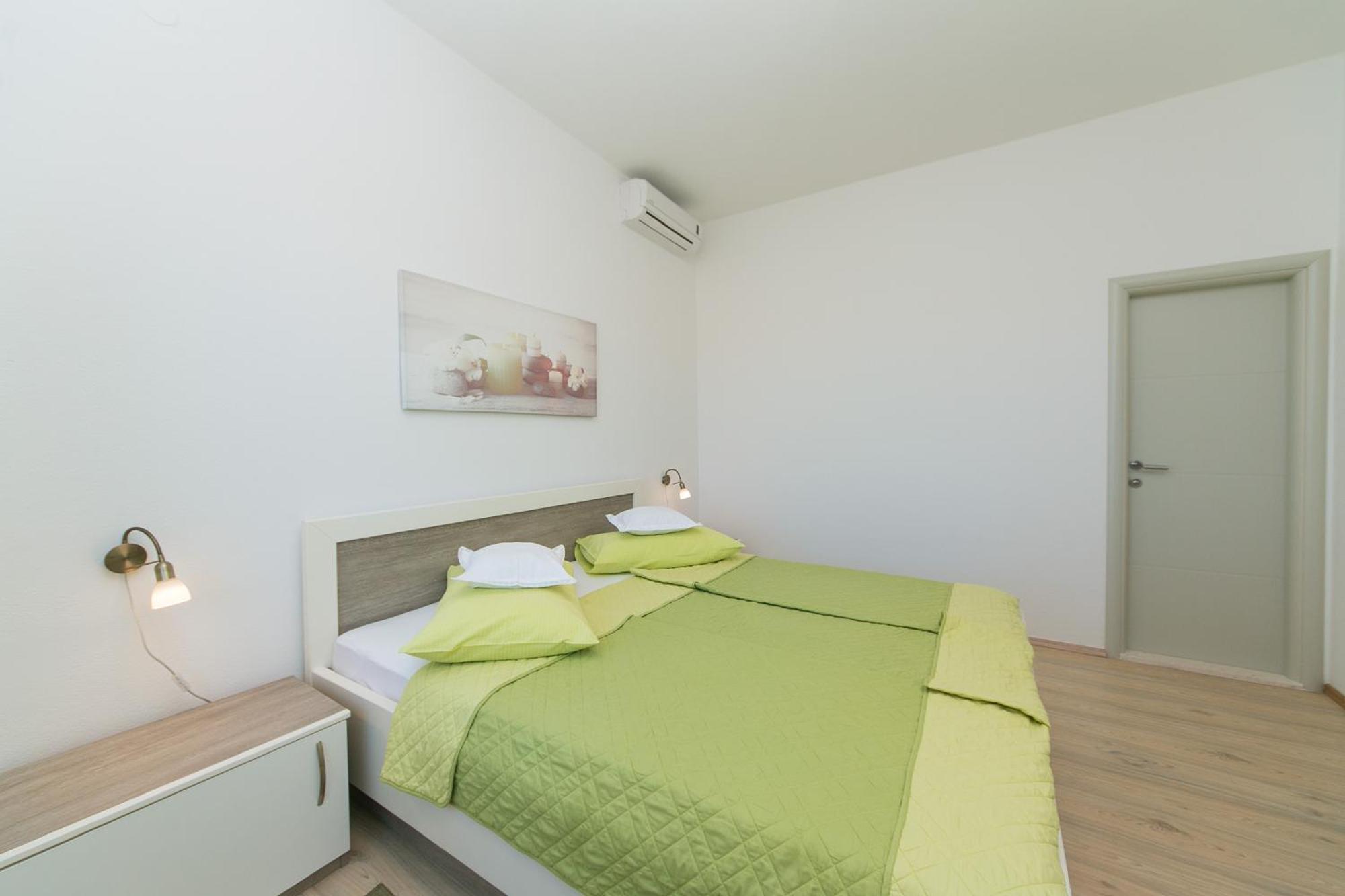 Apartments And Rooms With Parking Space Brela, Makarska - 2717 Bilik gambar