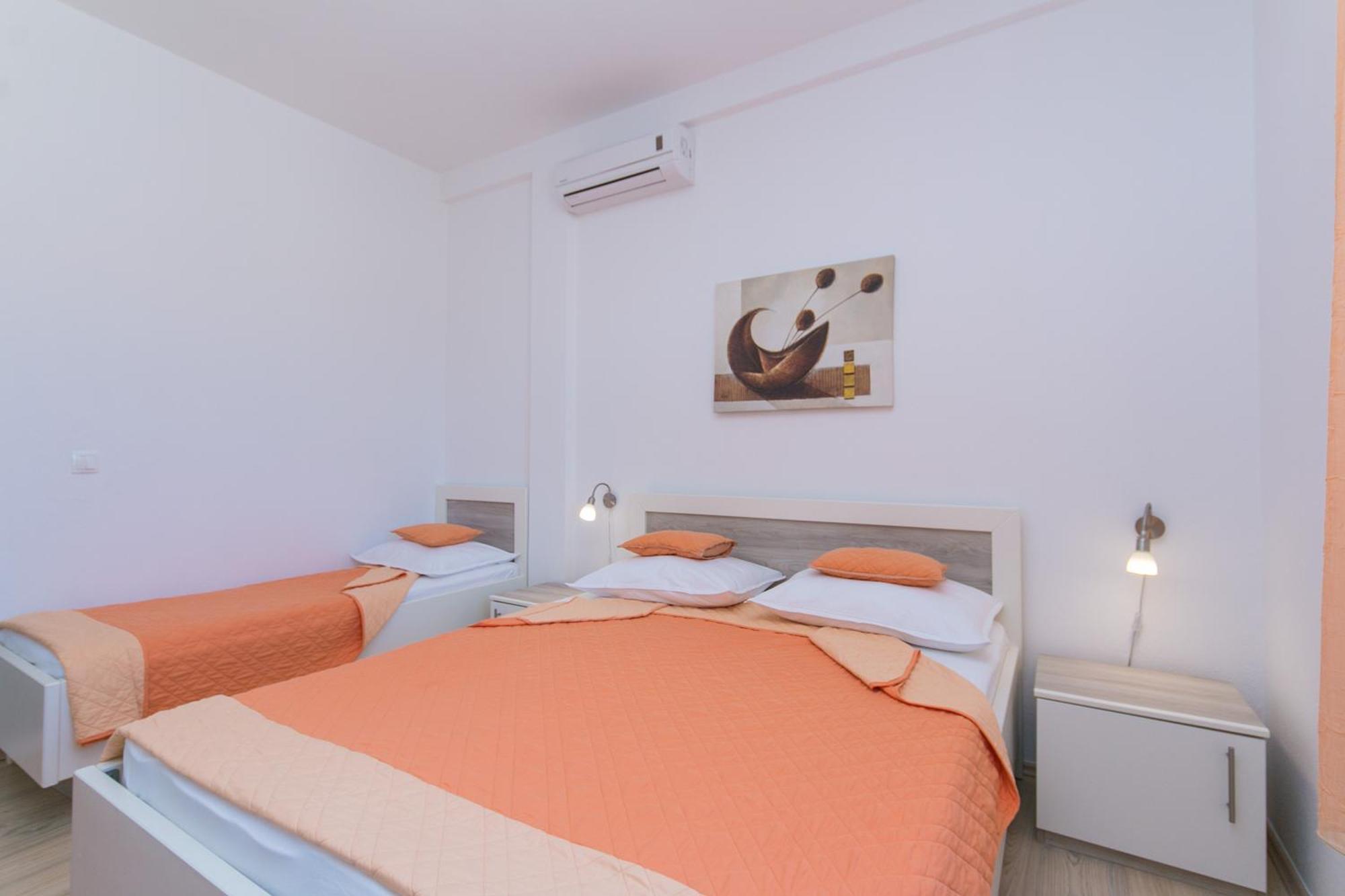 Apartments And Rooms With Parking Space Brela, Makarska - 2717 Bilik gambar