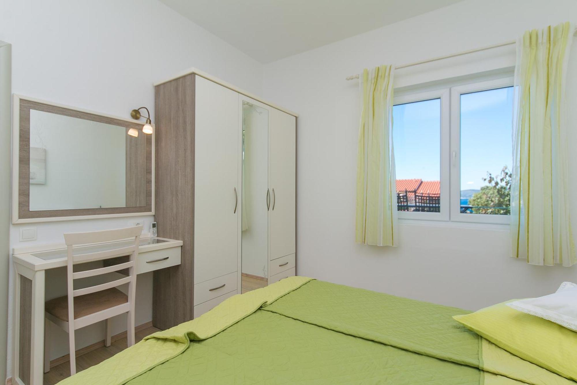 Apartments And Rooms With Parking Space Brela, Makarska - 2717 Bilik gambar