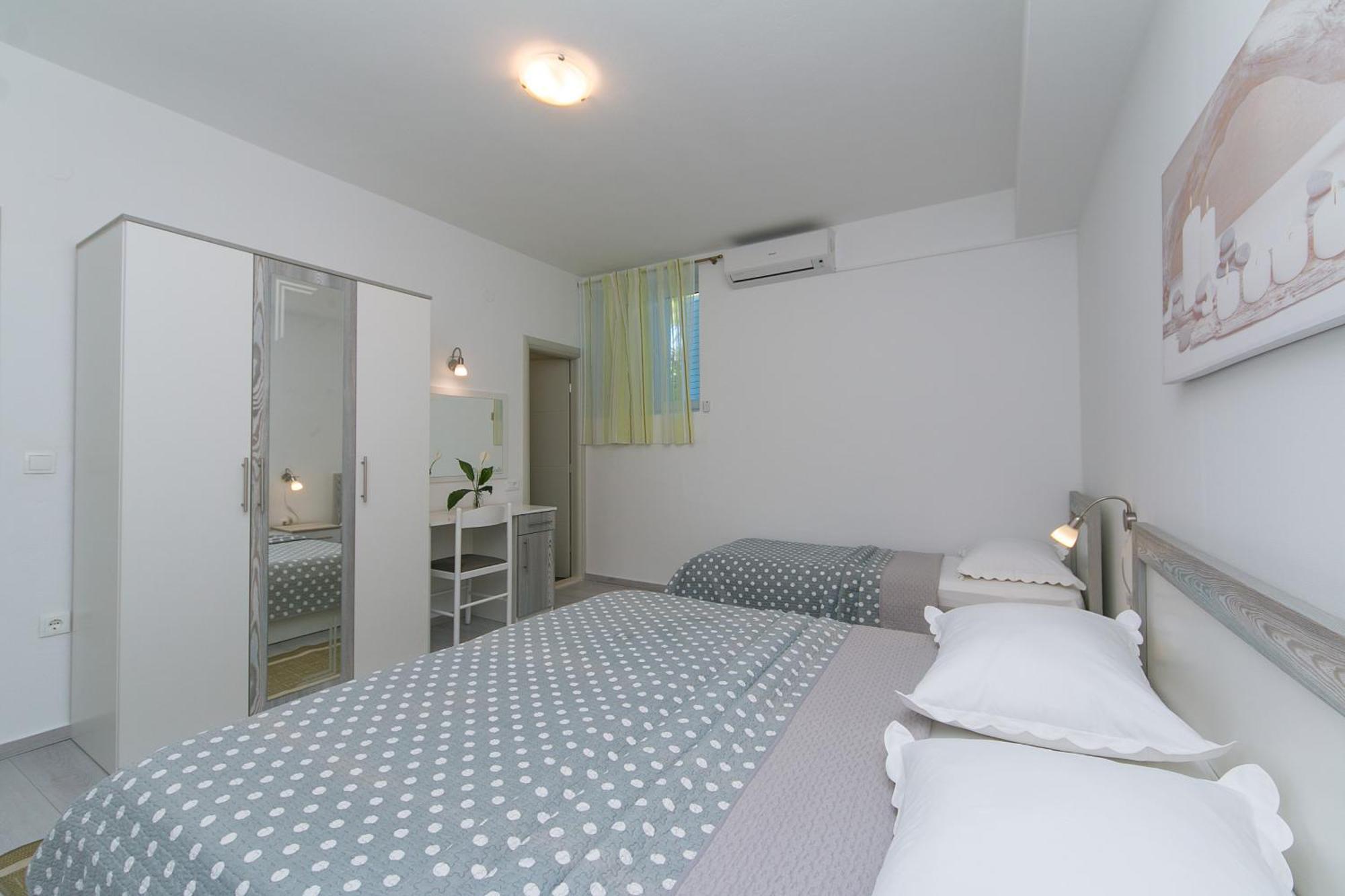 Apartments And Rooms With Parking Space Brela, Makarska - 2717 Bilik gambar