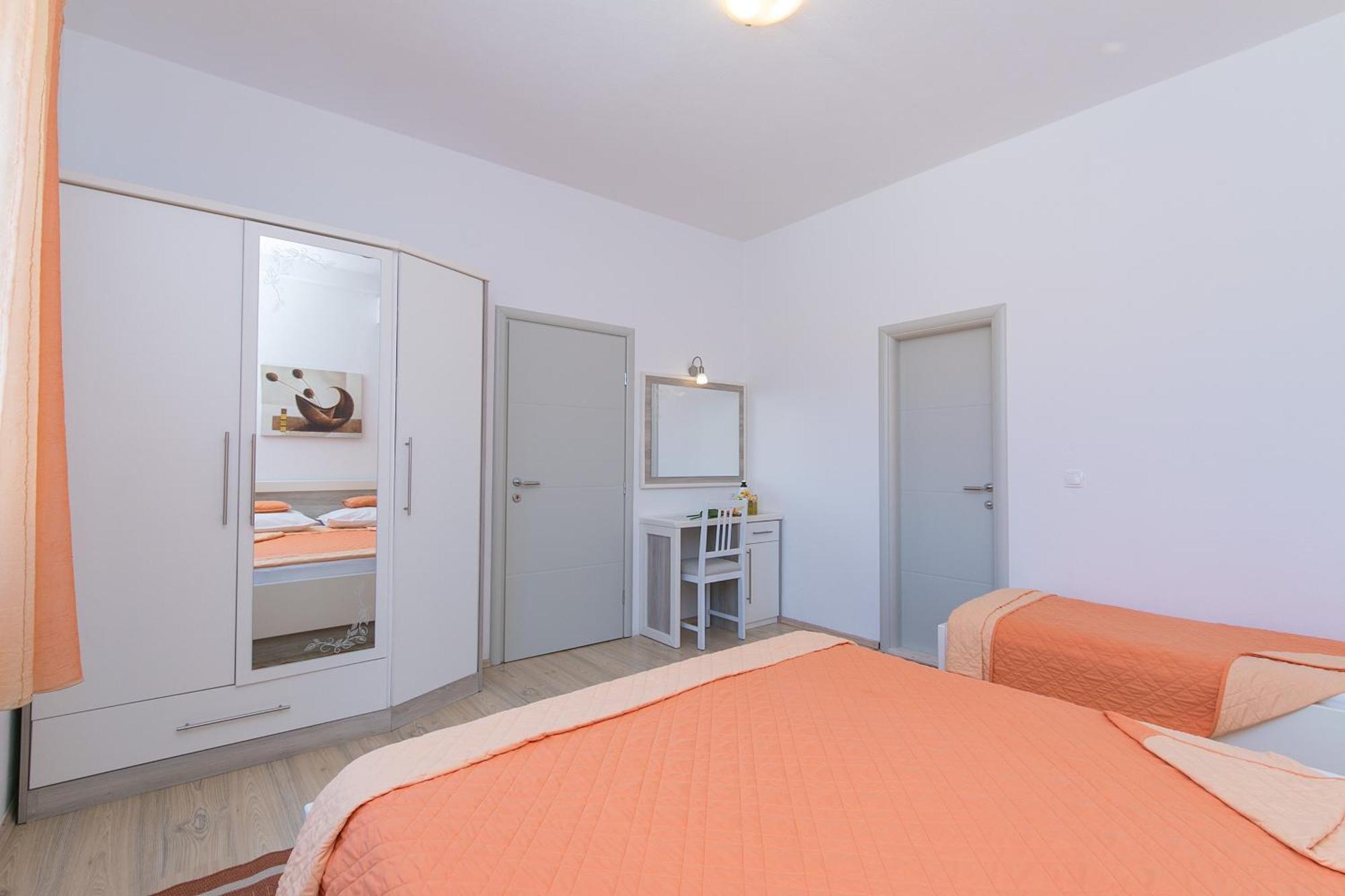 Apartments And Rooms With Parking Space Brela, Makarska - 2717 Bilik gambar