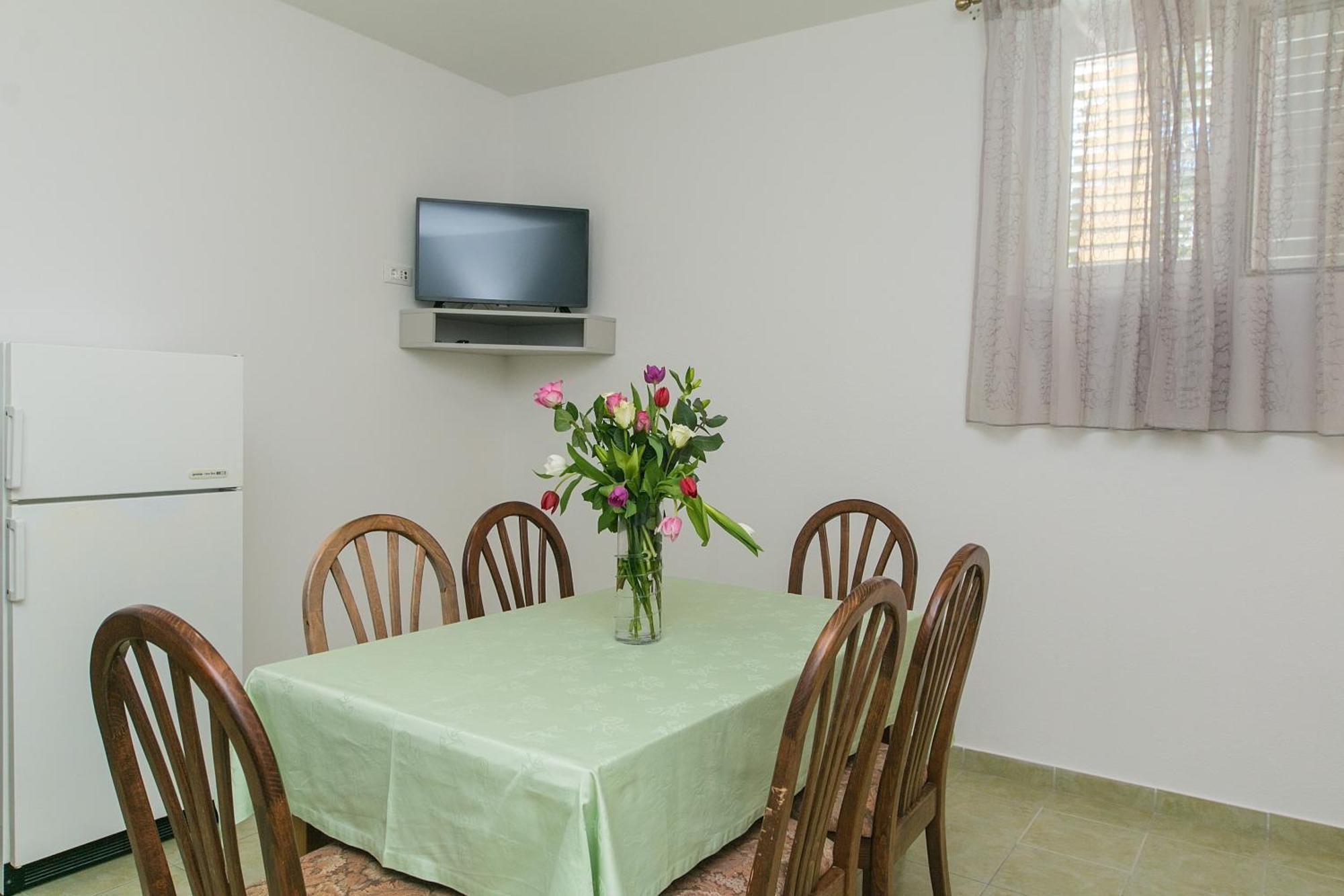 Apartments And Rooms With Parking Space Brela, Makarska - 2717 Bilik gambar